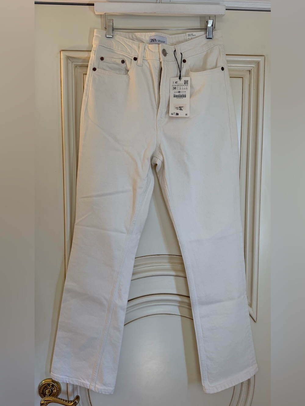 ZARA High Rise Ankle Cut Creamy White Jeans